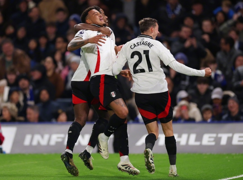 勇士全队愤怒爆发！库里被对手恶意拉扯，裁判判罚引发集体抗议