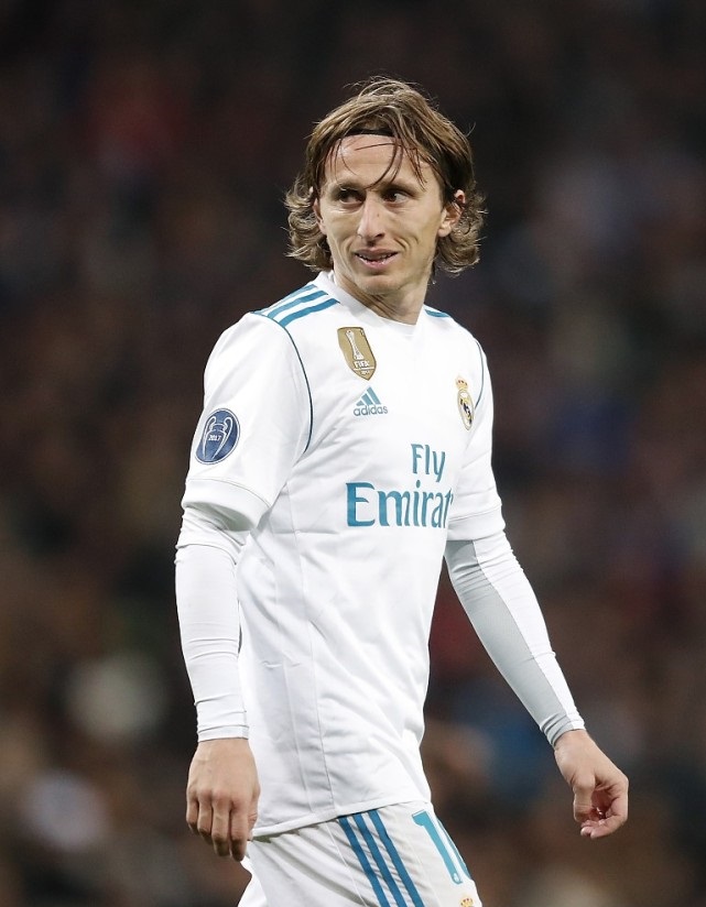 针尖对麦芒！维尼修斯比出＂15-0＂ 马竞球迷竖中